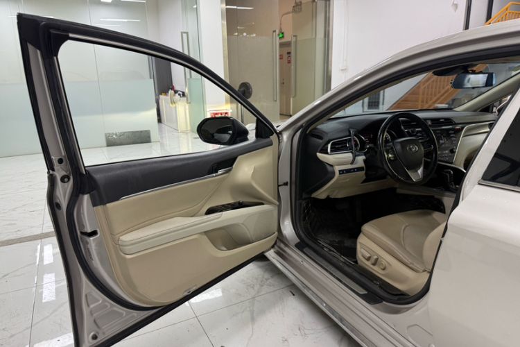 Used Toyota Camry 2018 Dual-Engine 2.5 HG Luxury Edition Interior 4