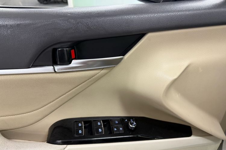 Used Toyota Camry 2018 Dual-Engine 2.5 HG Luxury Edition Interior 5