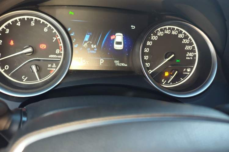 Used Toyota Camry 2018 2.5G Luxury Edition Odometer Close Up