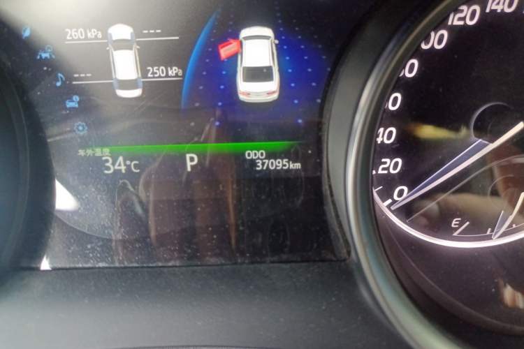 Used Toyota Camry 2018 Dual-Engine 2.5 HG Luxury Edition Odometer Close Up
