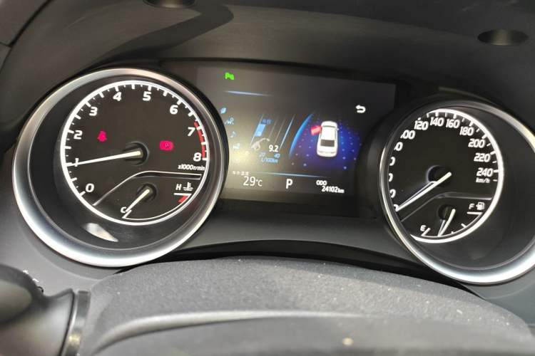 Used Toyota Camry 2018 2.0G Luxury Edition Odometer Close Up