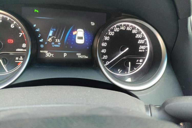 Used Toyota Camry 2018 2.5G Luxury Edition Odometer Close Up