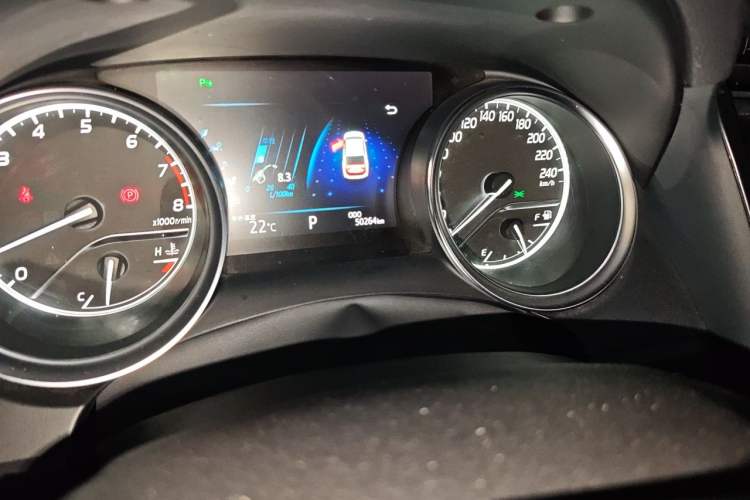 Used Toyota Camry 2018 2.5G Luxury Edition Odometer Close Up