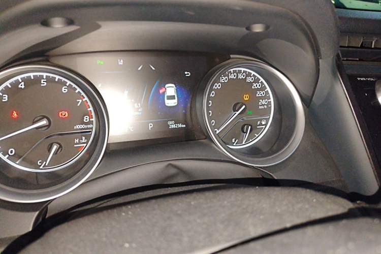 Used Toyota Camry 2018 2.5G Luxury Edition Odometer Close Up