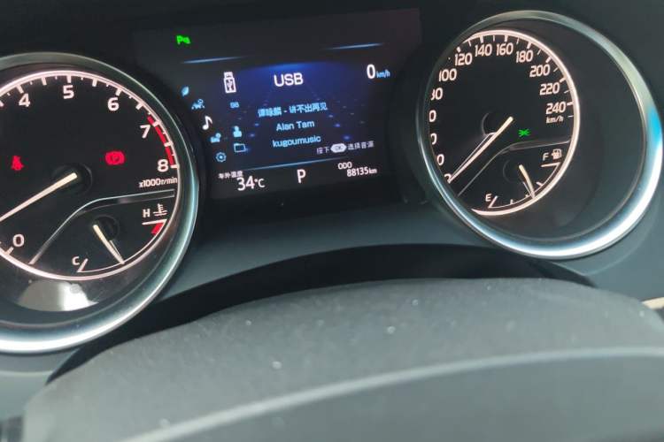 Used Toyota Camry 2018 2.5G Luxury Edition Odometer Close Up