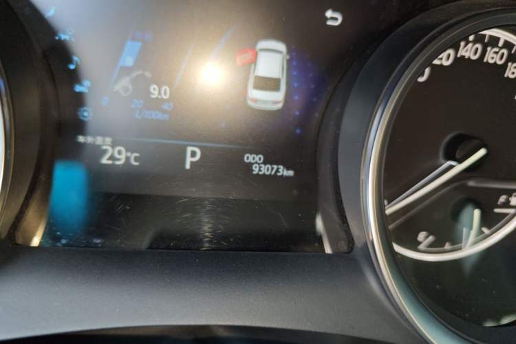 Used Toyota Camry 2018 2.0G Luxury Edition Odometer Close Up