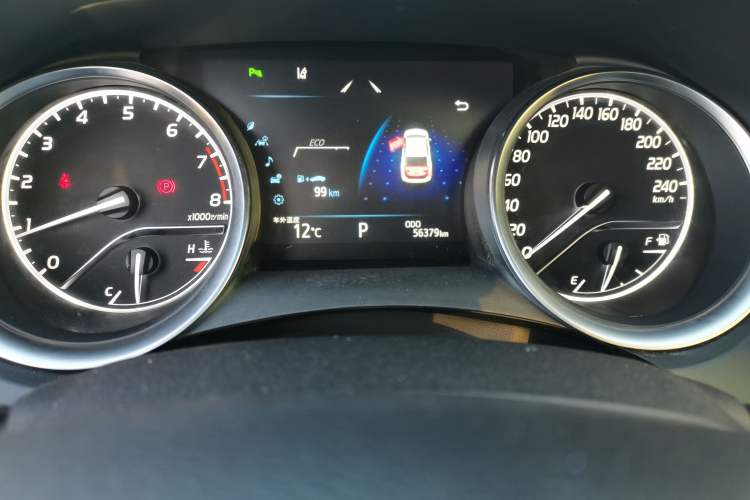 Used Toyota Camry 2018 2.0G Luxury Edition Odometer Close Up