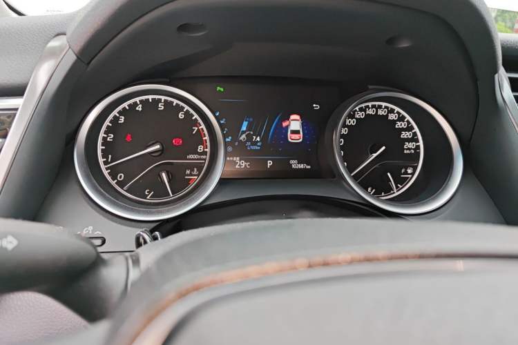 Used Toyota Camry 2018 2.5G Luxury Edition Odometer Close Up