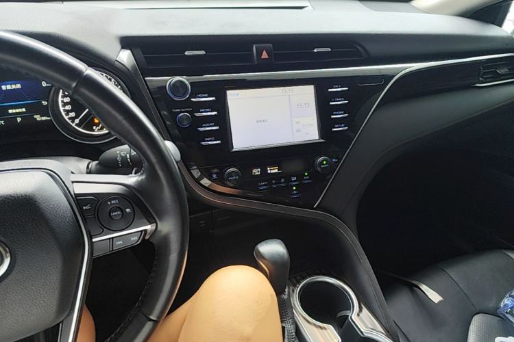 Used Toyota Camry 2018 2.0G Luxury Edition Center Console