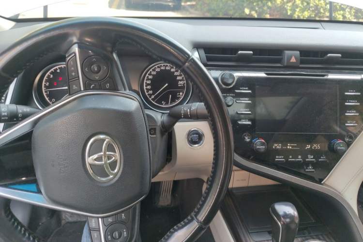Used Toyota Camry 2018 2.5G Luxury Edition Center Console