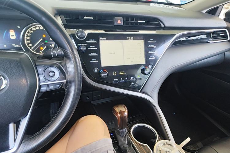 Used Toyota Camry 2018 2.5G Luxury Edition Center Console