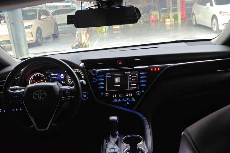 Used Toyota Camry 2018 2.5G Luxury Edition Center Console