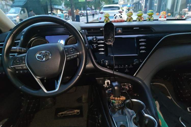 Used Toyota Camry 2018 2.0G Luxury Edition Center Console