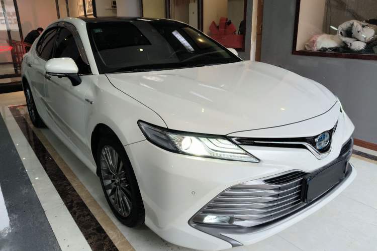 Used Toyota Camry 2018 Dual-Engine 2.5 HG Luxury Edition Front Right 45 Deg
