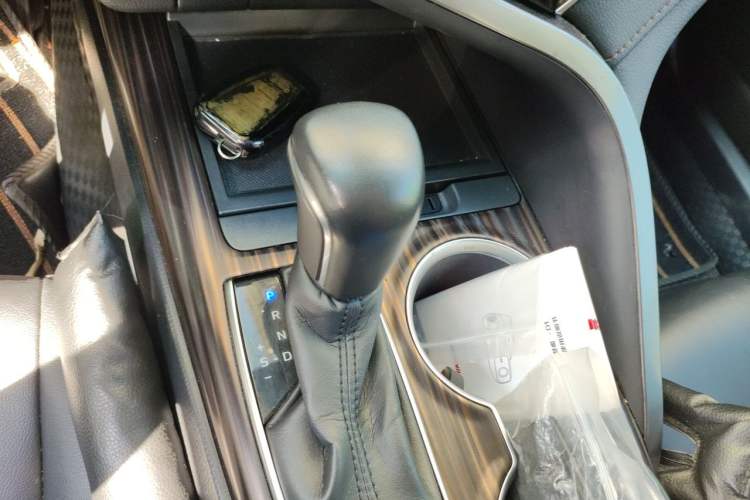 Used Toyota Camry 2018 2.5G Luxury Edition Gear Lever