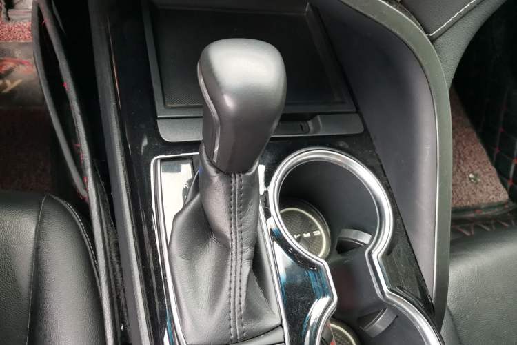 Used Toyota Camry 2018 2.5S Fēngshàng Edition Gear Lever