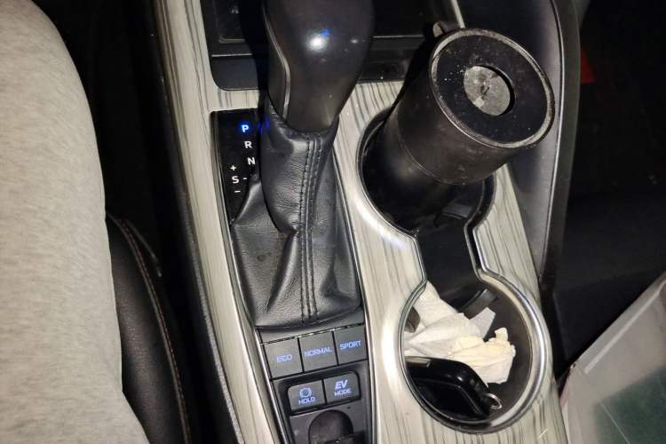 Used Toyota Camry 2018 Dual-Engine 2.5 HG Luxury Edition Gear Lever