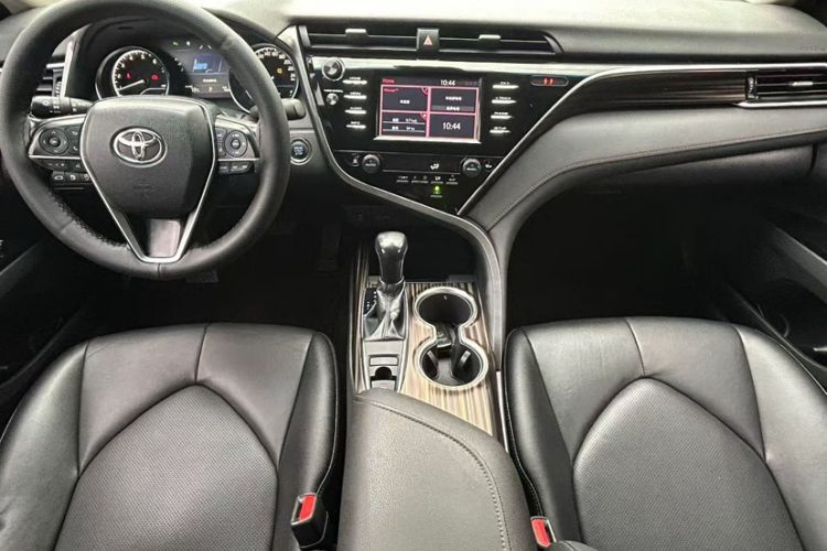 Used Toyota Camry 2018 2.0G Luxury Edition Interior 1