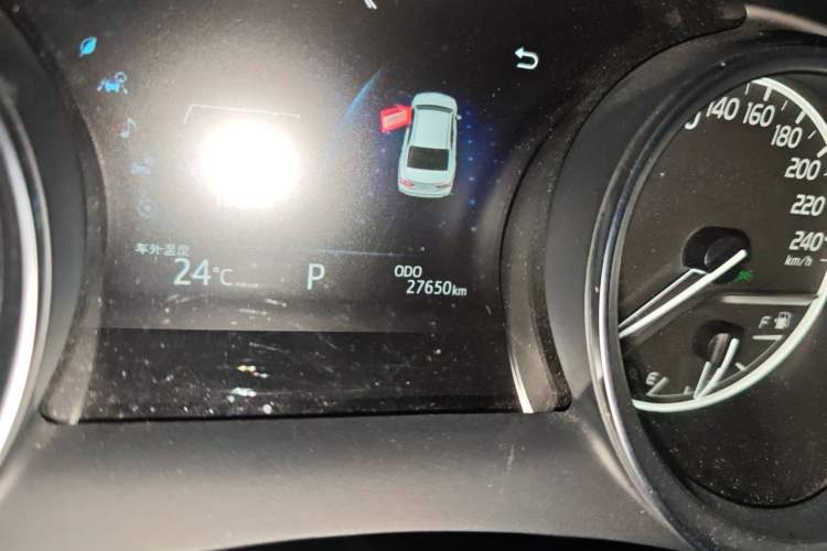 Used Toyota Camry 2018 2.0G Luxury Edition Odometer Close Up