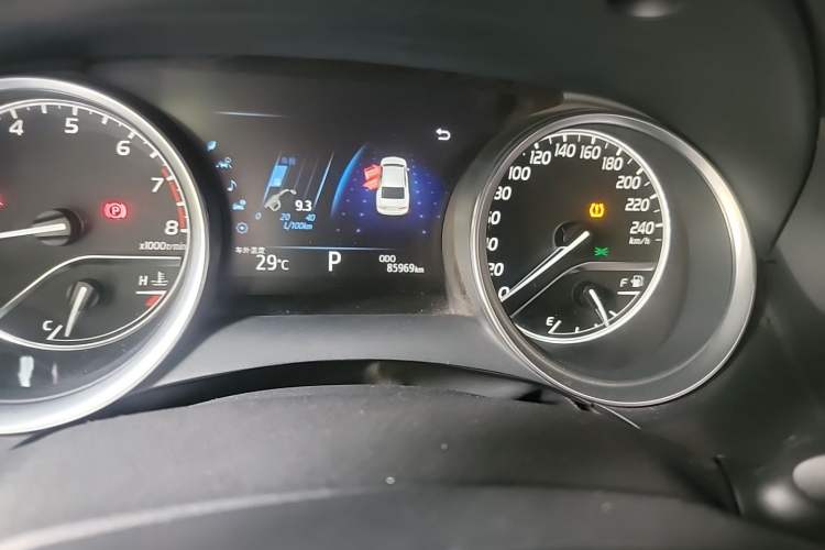 Used Toyota Camry 2018 2.5G Luxury Edition Odometer Close Up
