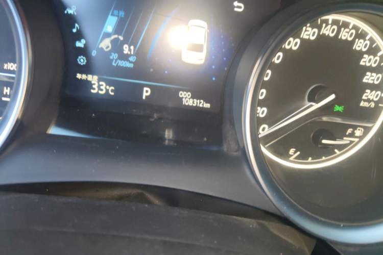 Used Toyota Camry 2018 2.0G Luxury Edition Odometer Close Up