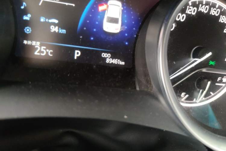 Used Toyota Camry 2018 2.0G Luxury Edition Odometer Close Up