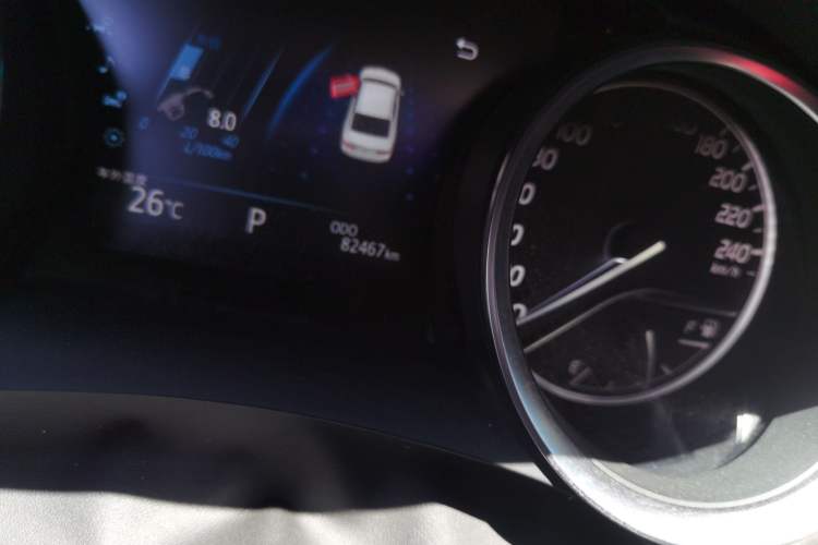 Used Toyota Camry 2018 2.5G Luxury Edition Odometer Close Up