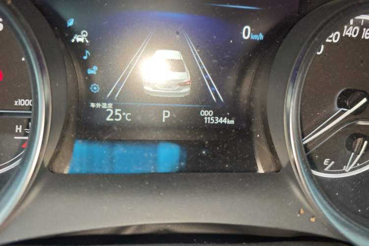 Used Toyota Camry 2018 2.0G Luxury Edition Odometer Close Up