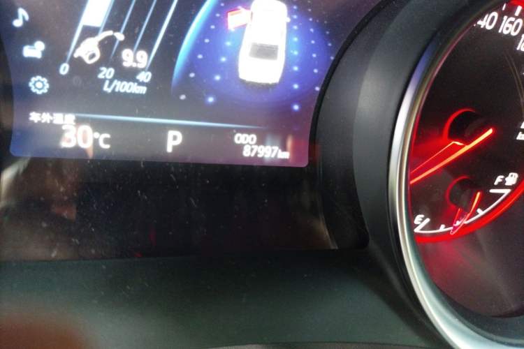Used Toyota Camry 2018 2.5S Fēngshàng Edition Odometer Close Up