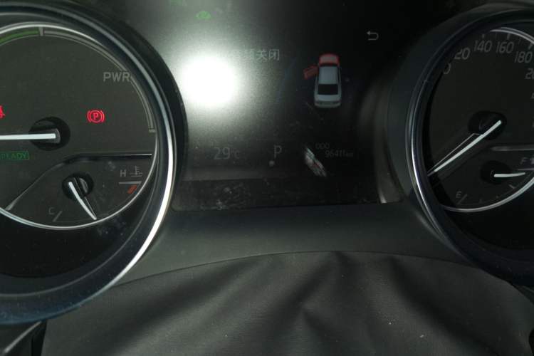 Used Toyota Camry 2018 Dual-Engine 2.5 HG Luxury Edition Odometer Close Up