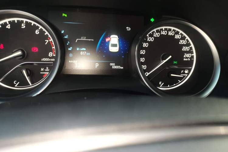 Used Toyota Camry 2018 2.0G Luxury Edition Odometer Close Up