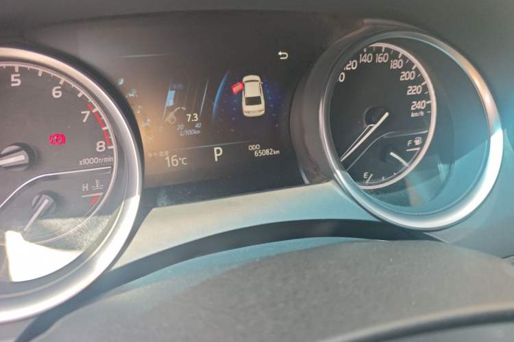 Used Toyota Camry 2018 2.0G Luxury Edition Odometer Close Up
