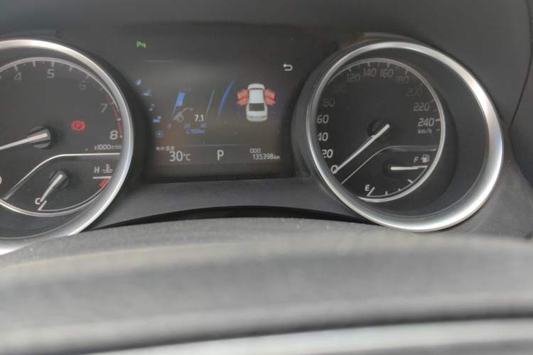 Used Toyota Camry 2018 2.5G Luxury Edition Odometer Close Up