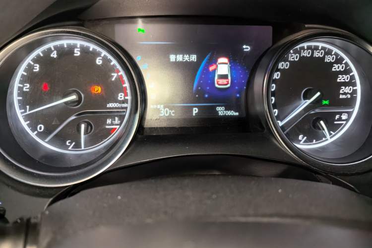 Used Toyota Camry 2018 2.0G Luxury Edition Odometer Close Up