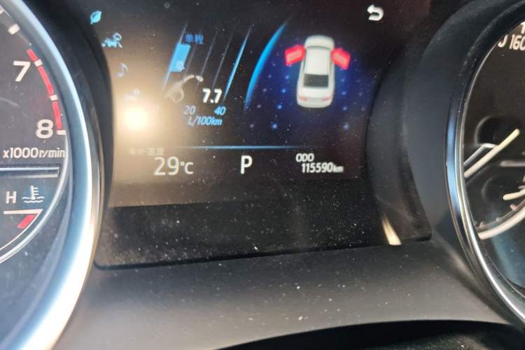 Used Toyota Camry 2018 2.0G Luxury Edition Odometer Close Up