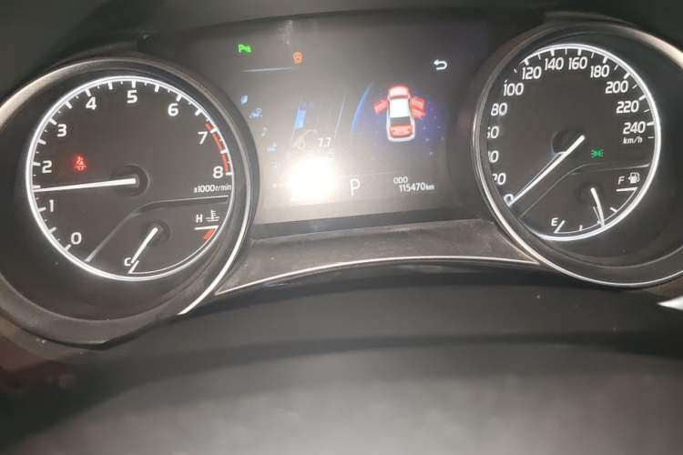 Used Toyota Camry 2018 2.5G Luxury Edition Odometer Close Up