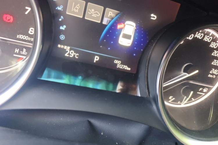Used Toyota Camry 2018 2.0G Luxury Edition Odometer Close Up