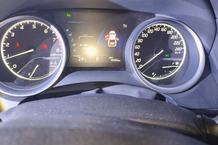 Used Toyota Camry 2018 2.5G Luxury Edition Odometer Close Up