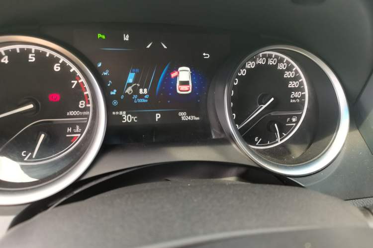 Used Toyota Camry 2018 2.5G Luxury Edition Odometer Close Up