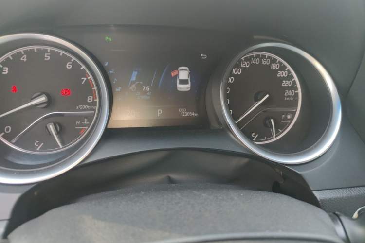 Used Toyota Camry 2018 2.5G Luxury Edition Odometer Close Up
