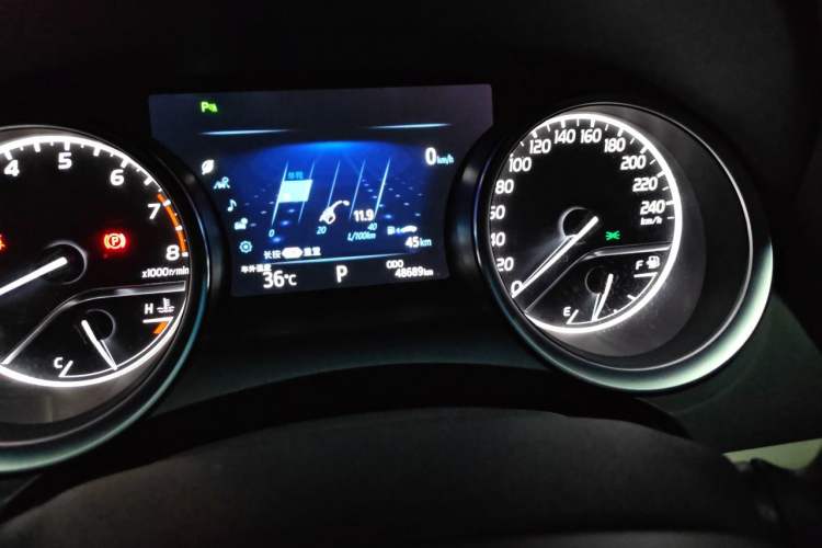 Used Toyota Camry 2018 2.0G Luxury Edition Odometer Close Up