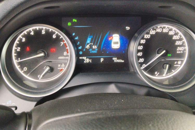 Used Toyota Camry 2018 2.5G Luxury Edition Odometer Close Up