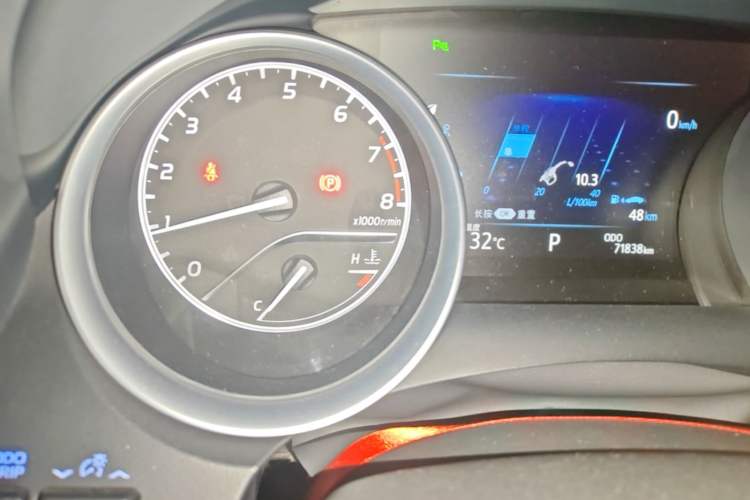 Used Toyota Camry 2018 2.0G Luxury Edition Odometer Close Up