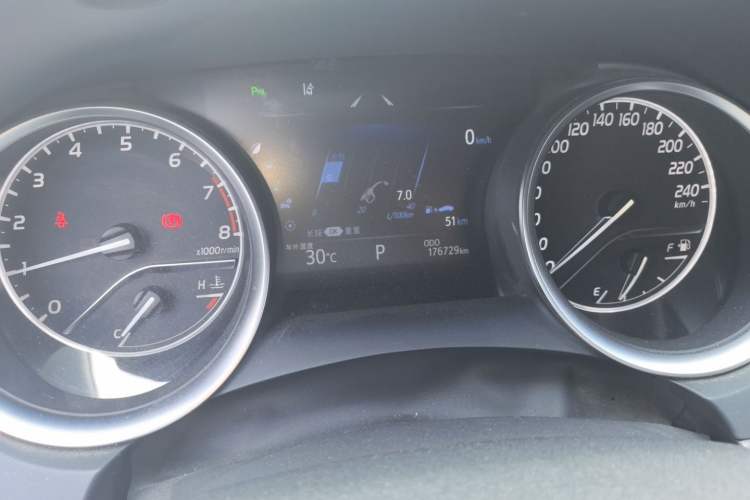 Used Toyota Camry 2018 2.0G Luxury Edition Odometer Close Up