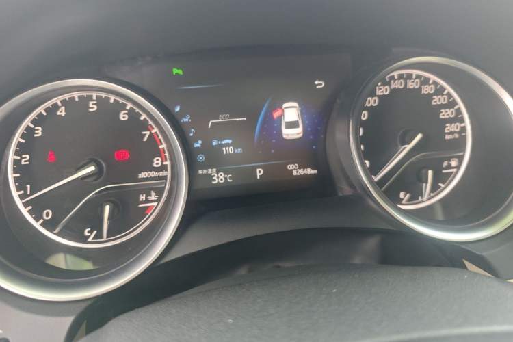 Used Toyota Camry 2018 2.5G Luxury Edition Odometer Close Up