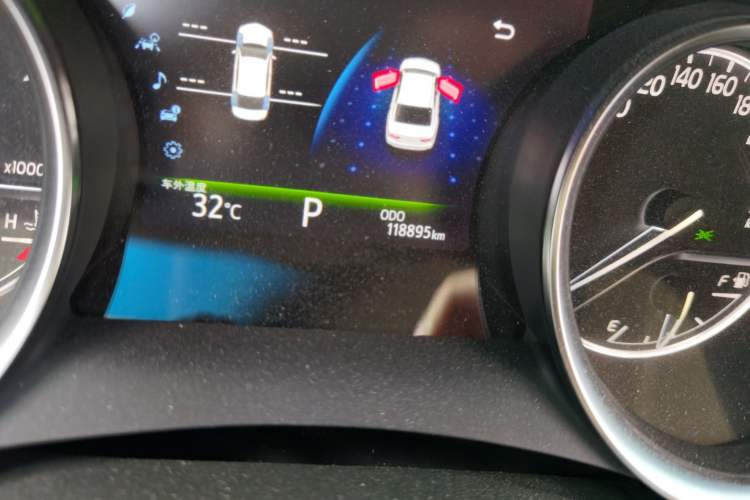 Used Toyota Camry 2018 2.5G Luxury Edition Odometer Close Up