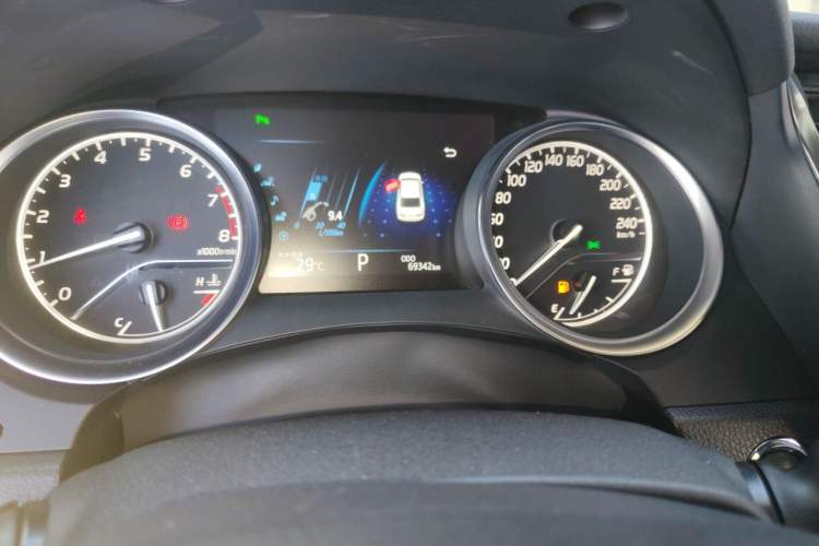 Used Toyota Camry 2018 2.0G Luxury Edition Odometer Close Up