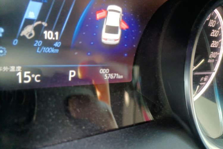Used Toyota Camry 2018 2.0G Luxury Edition Odometer Close Up