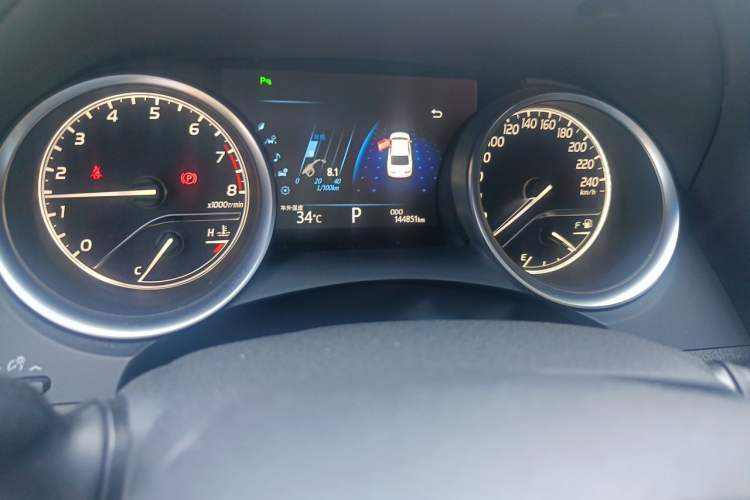 Used Toyota Camry 2018 2.5G Luxury Edition Odometer Close Up
