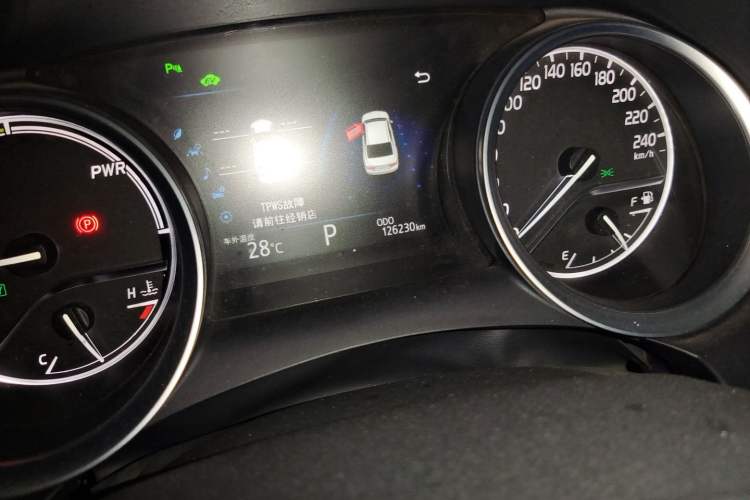 Used Toyota Camry 2018 Dual-Engine 2.5 HG Luxury Edition Odometer Close Up